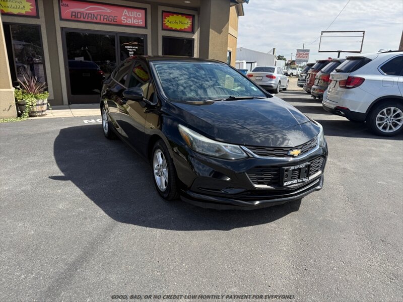 Used 2017 Chevrolet Cruze LT FWD image 1
