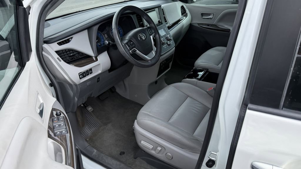 Used 2017 Toyota Sienna XLE w/ XLE Navigation Package image 3