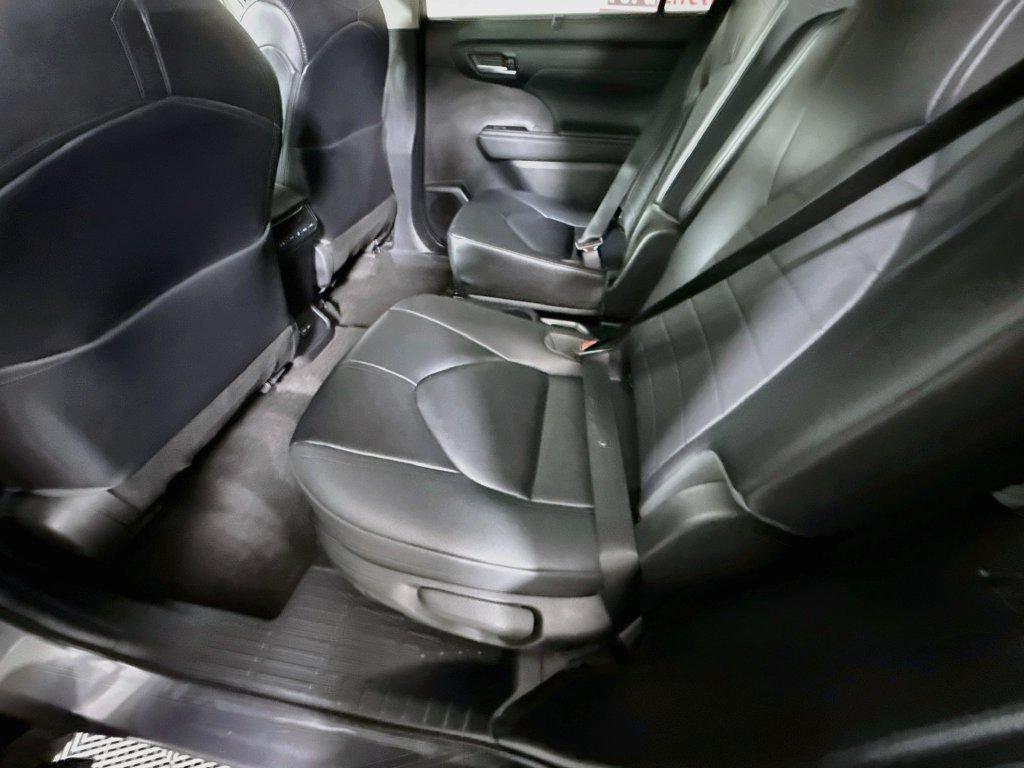 Used 2023 Toyota Highlander XLE FWD image 28