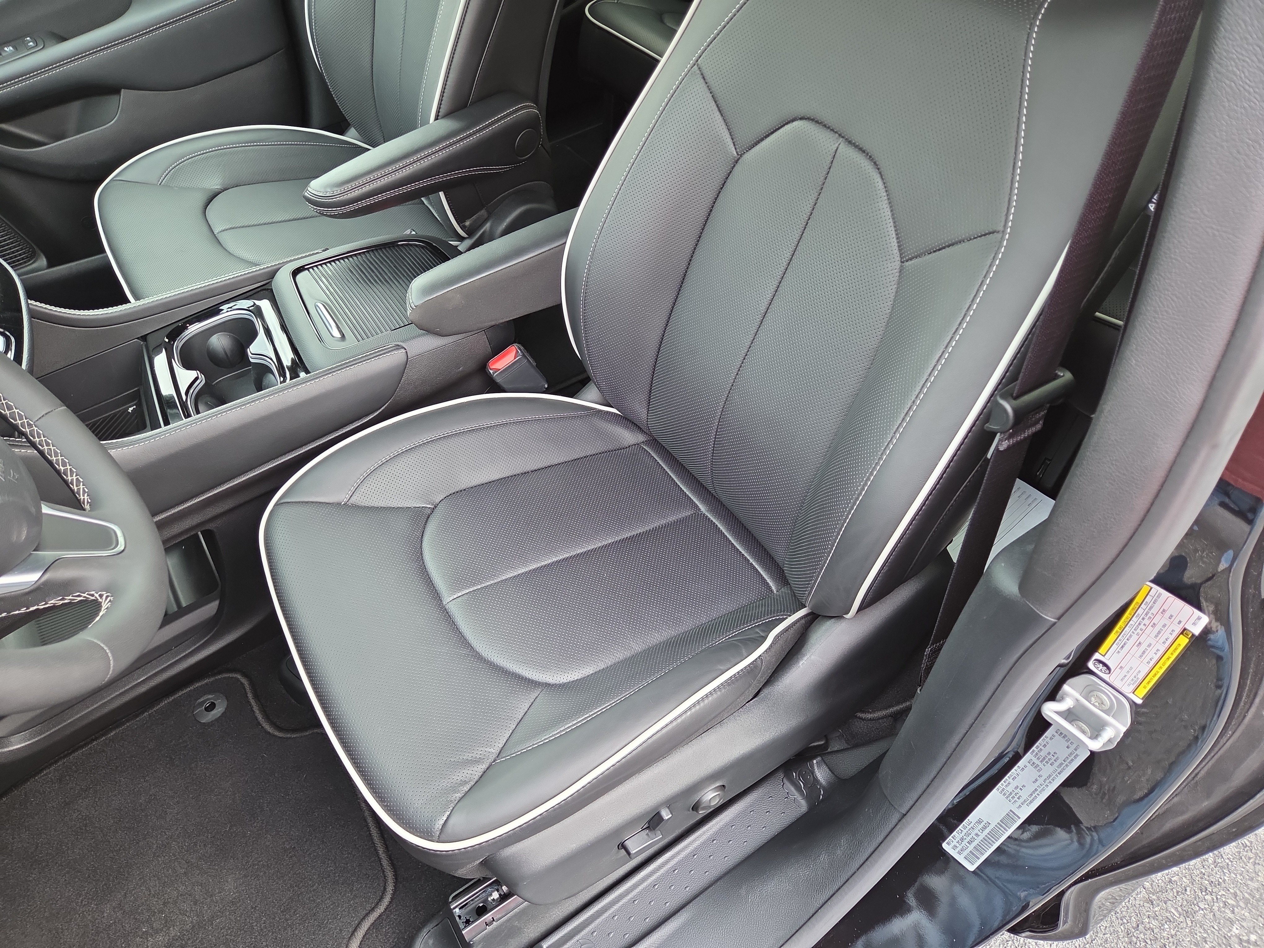 Certified 2026 Chrysler Pacifica Limited FWD image 14