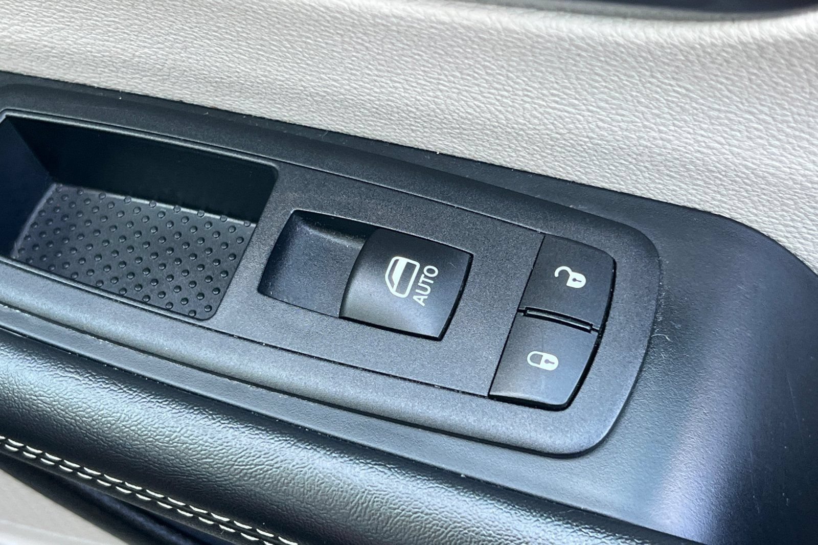 Used 2024 Chrysler Pacifica Touring-L FWD image 23