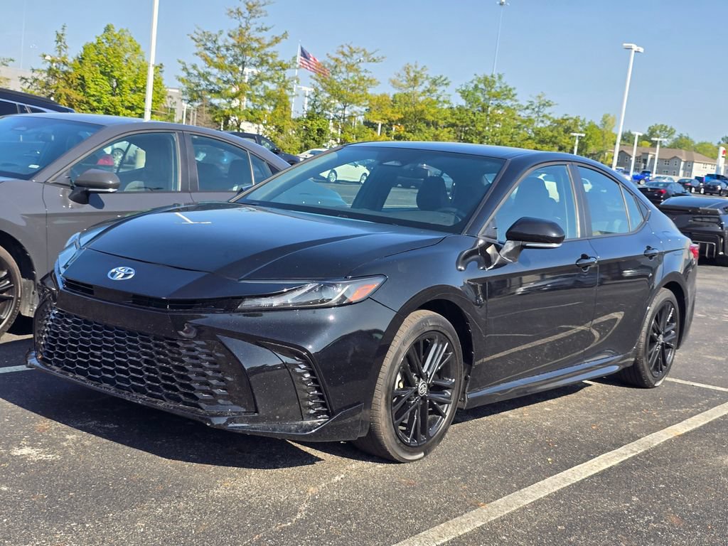 Used 2025 Toyota Camry SE FWD image 4