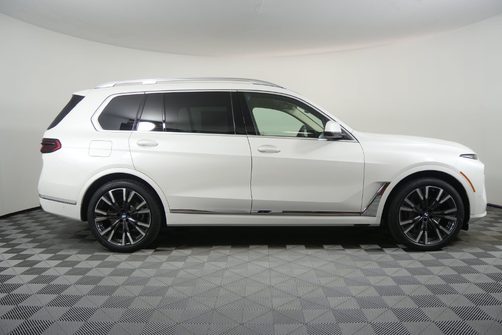 Used 2027 BMW X7 xDrive40i AWD/4WD image 3