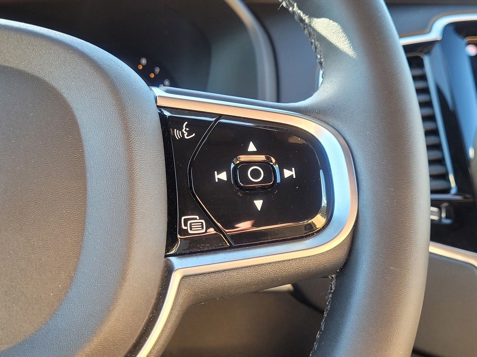 Certified 2023 Volvo XC90 B6 Ultimate w/ Lounge Package image 20