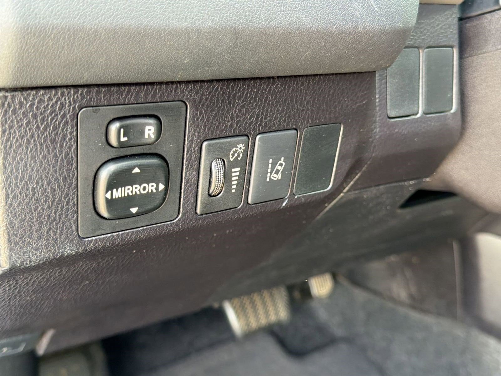 Used 2018 Toyota RAV4 LE image 16