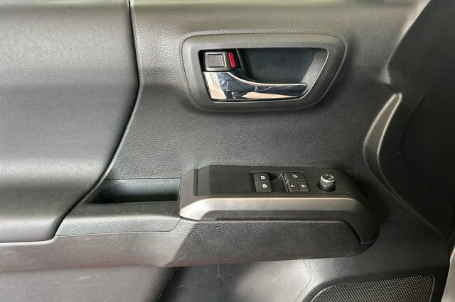 Used 2017 Toyota Tacoma TRD Sport image 11