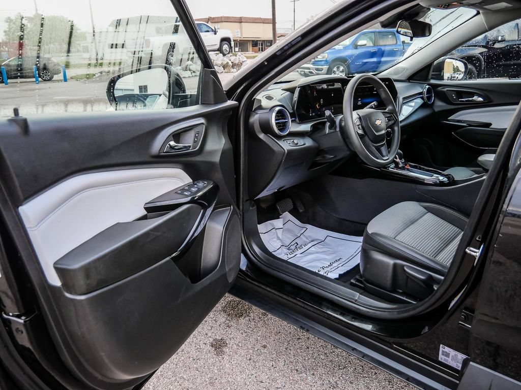 Used 2025 Chevrolet Trax LT FWD image 43