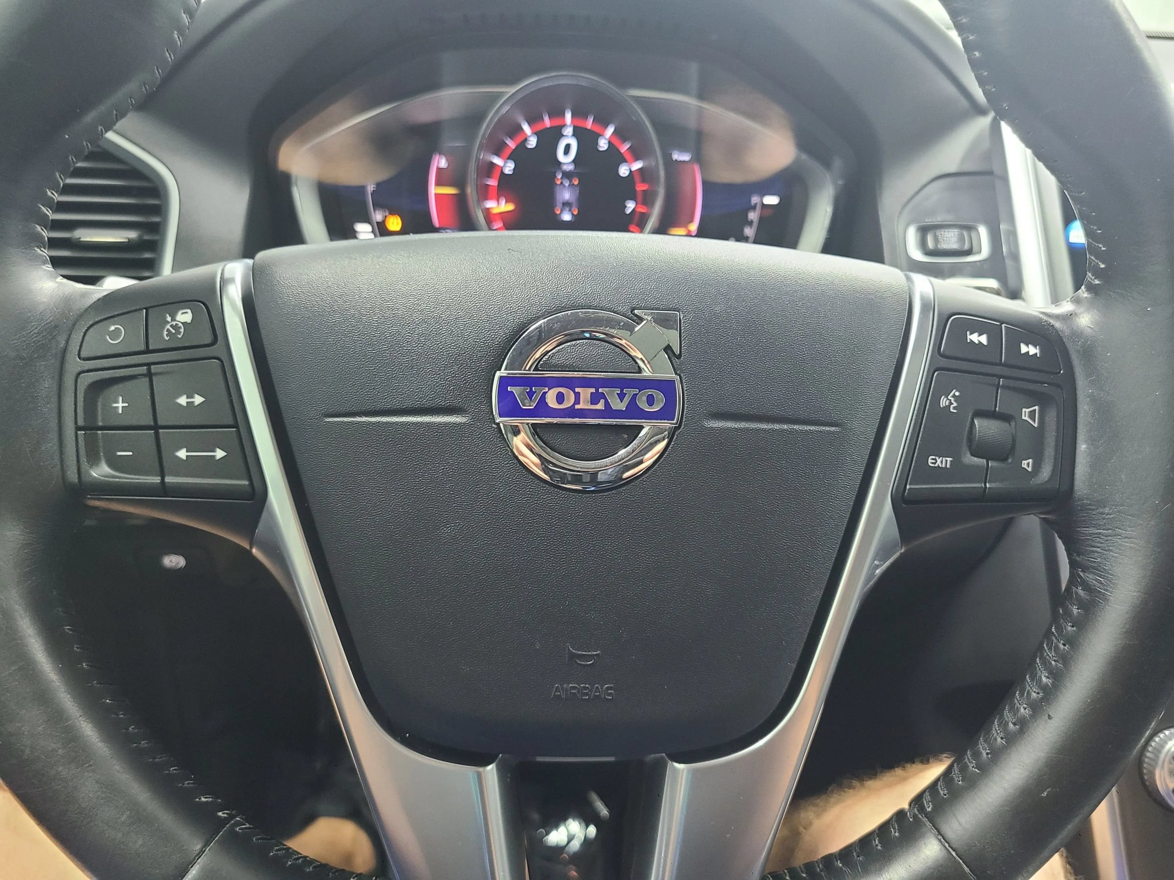 Used 2016 Volvo XC60 T5 Platinum w/ Climate Package AWD/4WD image 28