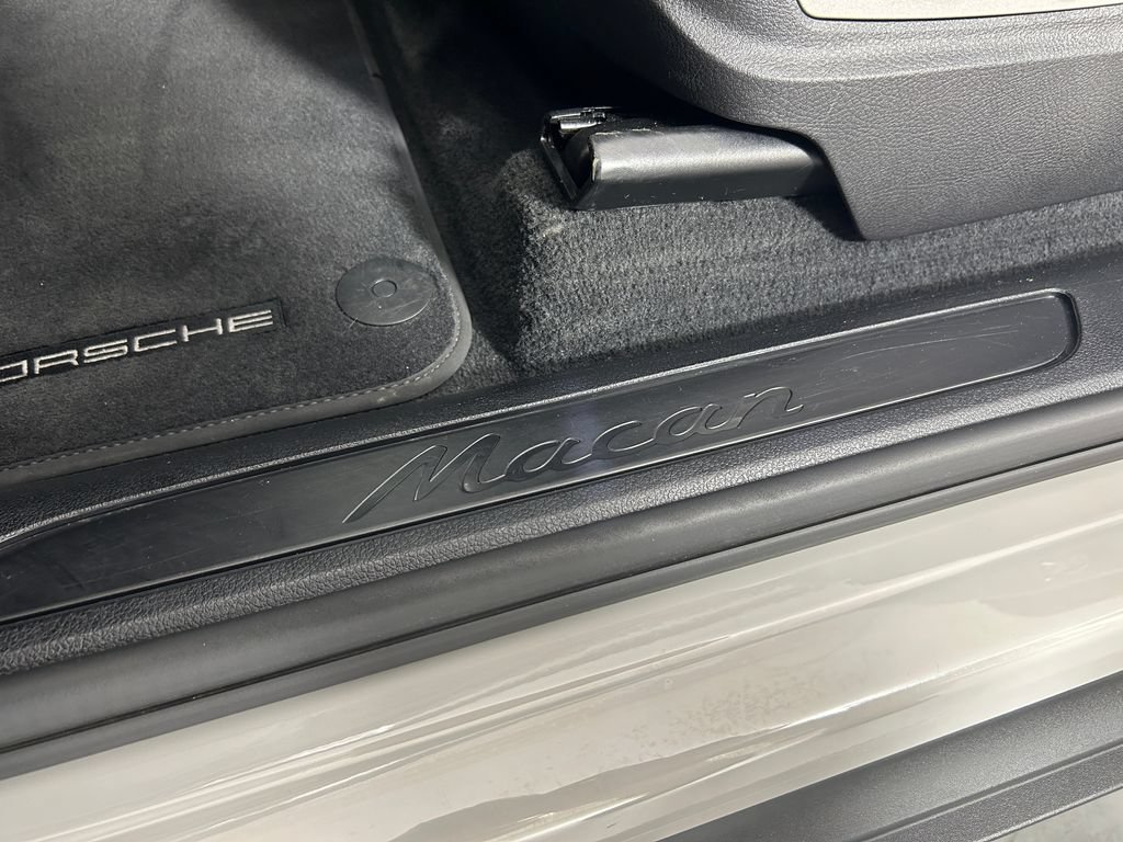 Certified 2019 Porsche Macan AWD/4WD image 15