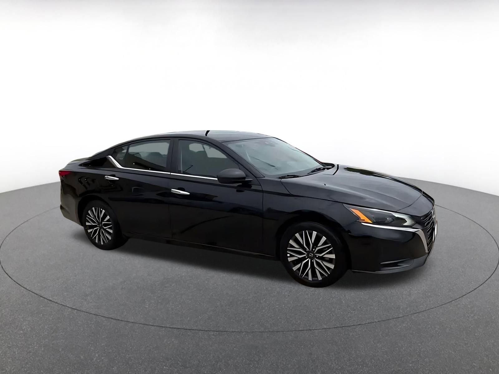 Used 2025 Nissan Altima 2.5 SV FWD image 2