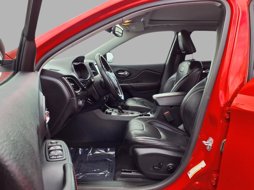 Used 2019 Jeep Cherokee Trailhawk image 22
