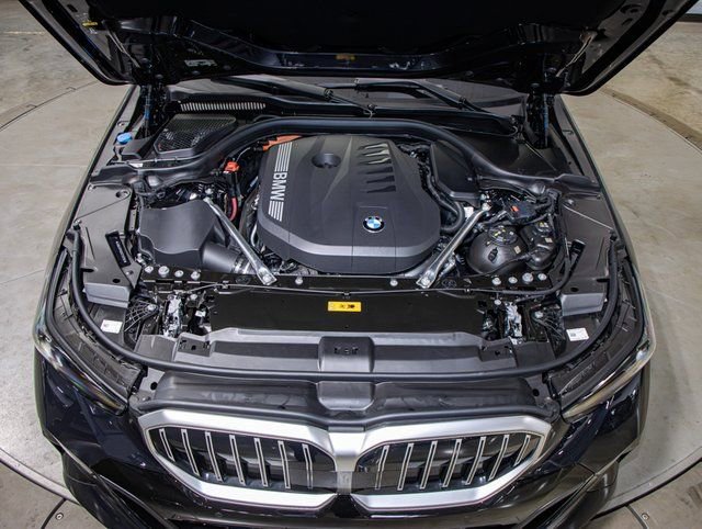 Used 2026 BMW 550e xDrive w/ Premium Package image 5