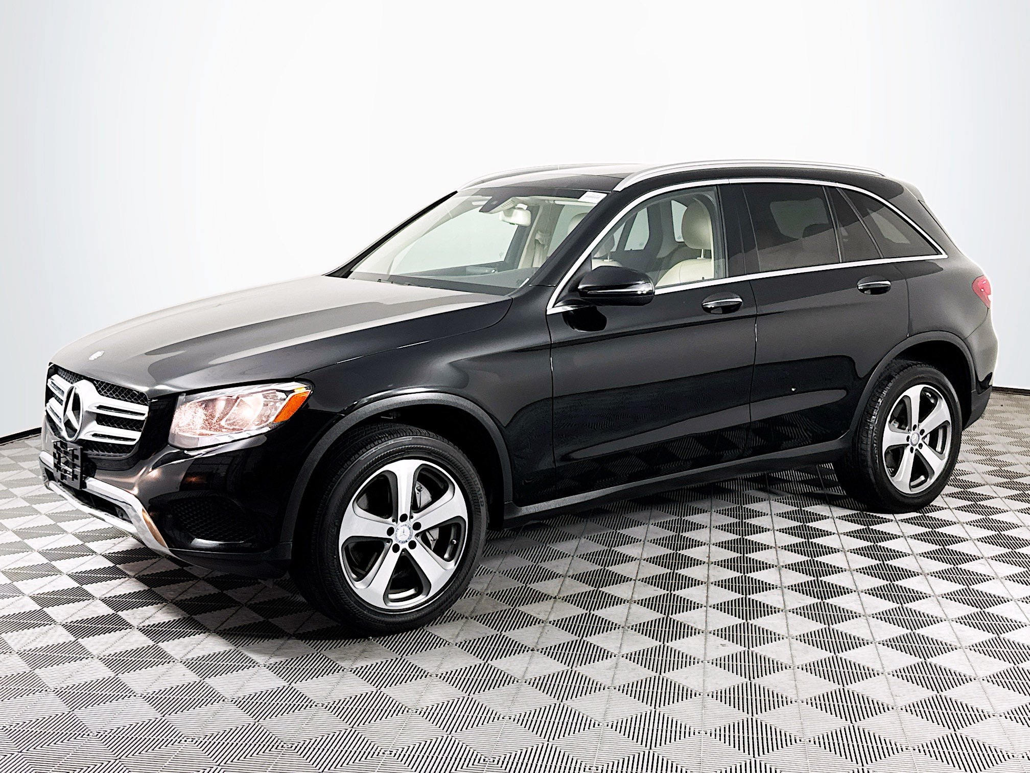 Used 2017 Mercedes-Benz GLC 300 w/ Premium 1 Package image 4