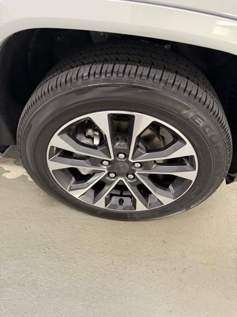 New 2025 Jeep Grand Cherokee Overland w/ Luxury Tech Group IV image 3