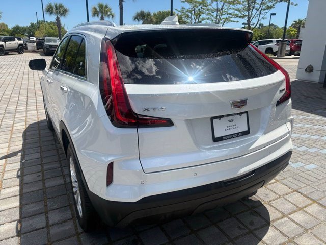 Certified 2024 Cadillac XT4 Luxury w/ Cold Weather Package FWD image 10
