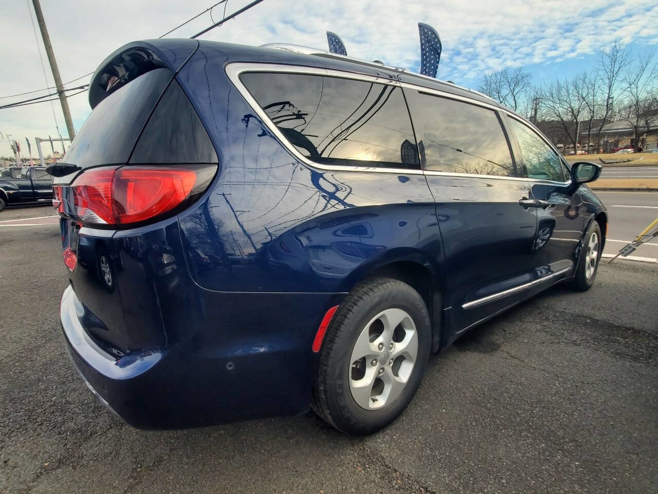 Used 2017 Chrysler Pacifica Touring-L Plus w/ Advanced Safetytec Group image 5