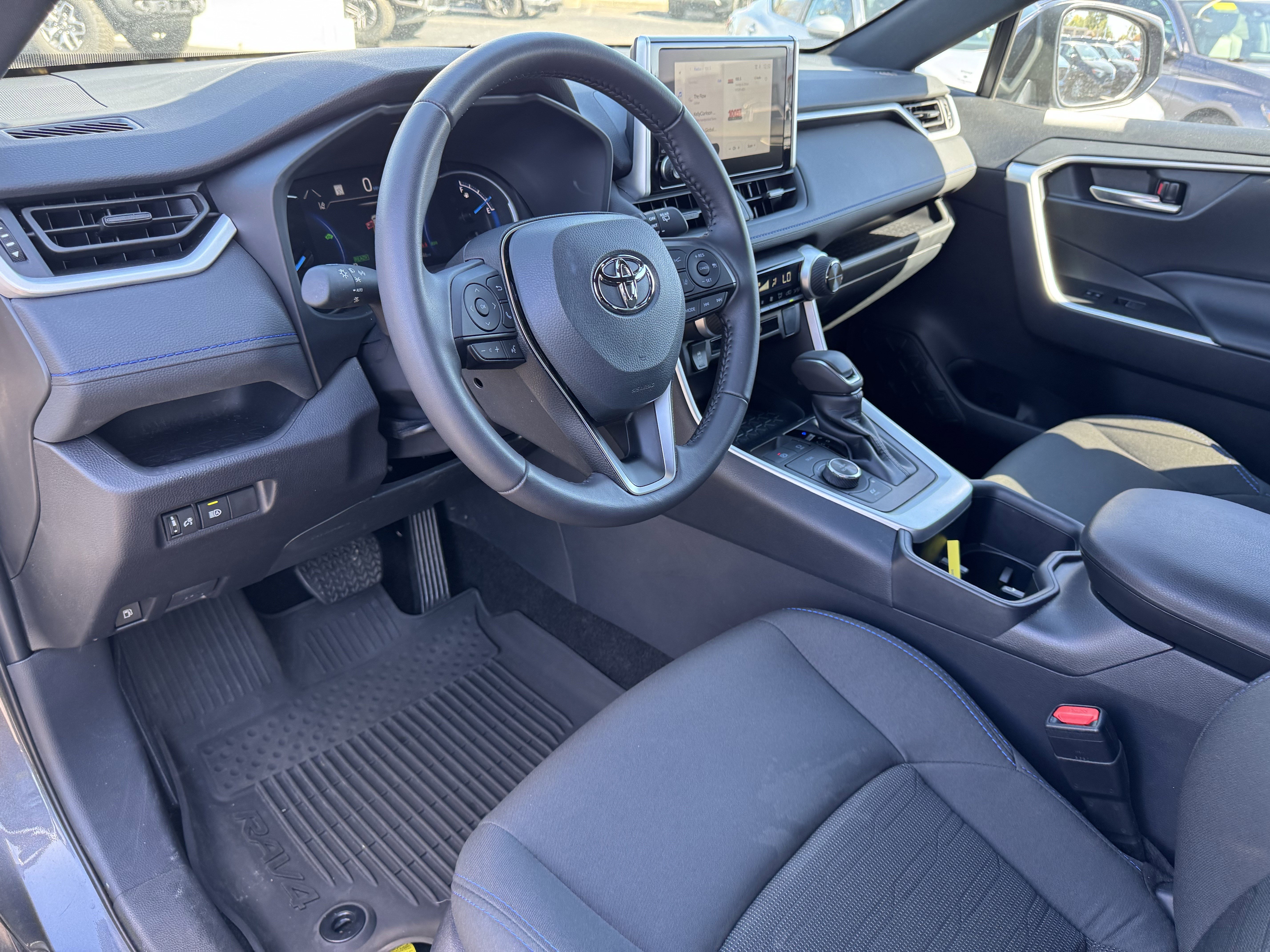 Used 2025 Toyota RAV4 SE image 28