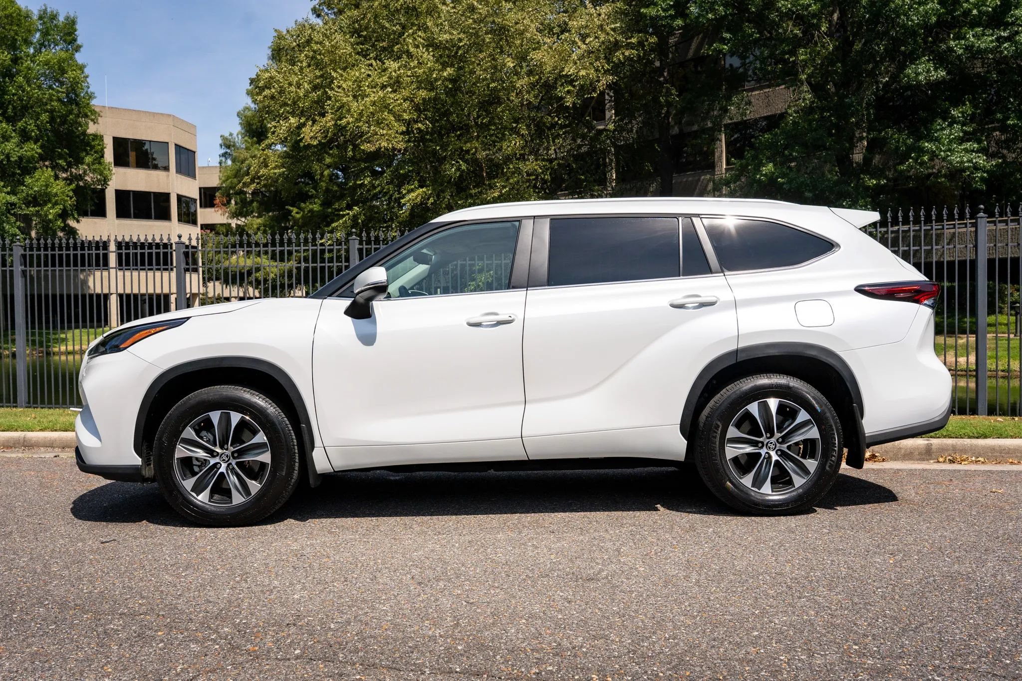 Used 2026 Toyota Highlander XLE AWD/4WD image 9