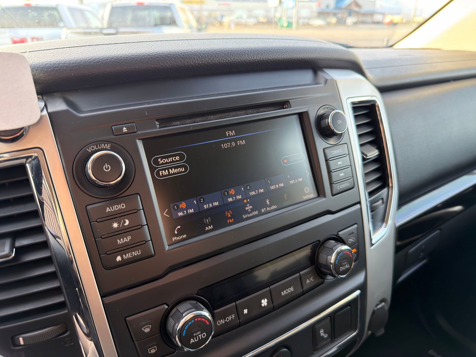 Used 2019 Nissan Titan SV w/ SV Convenience Package image 26