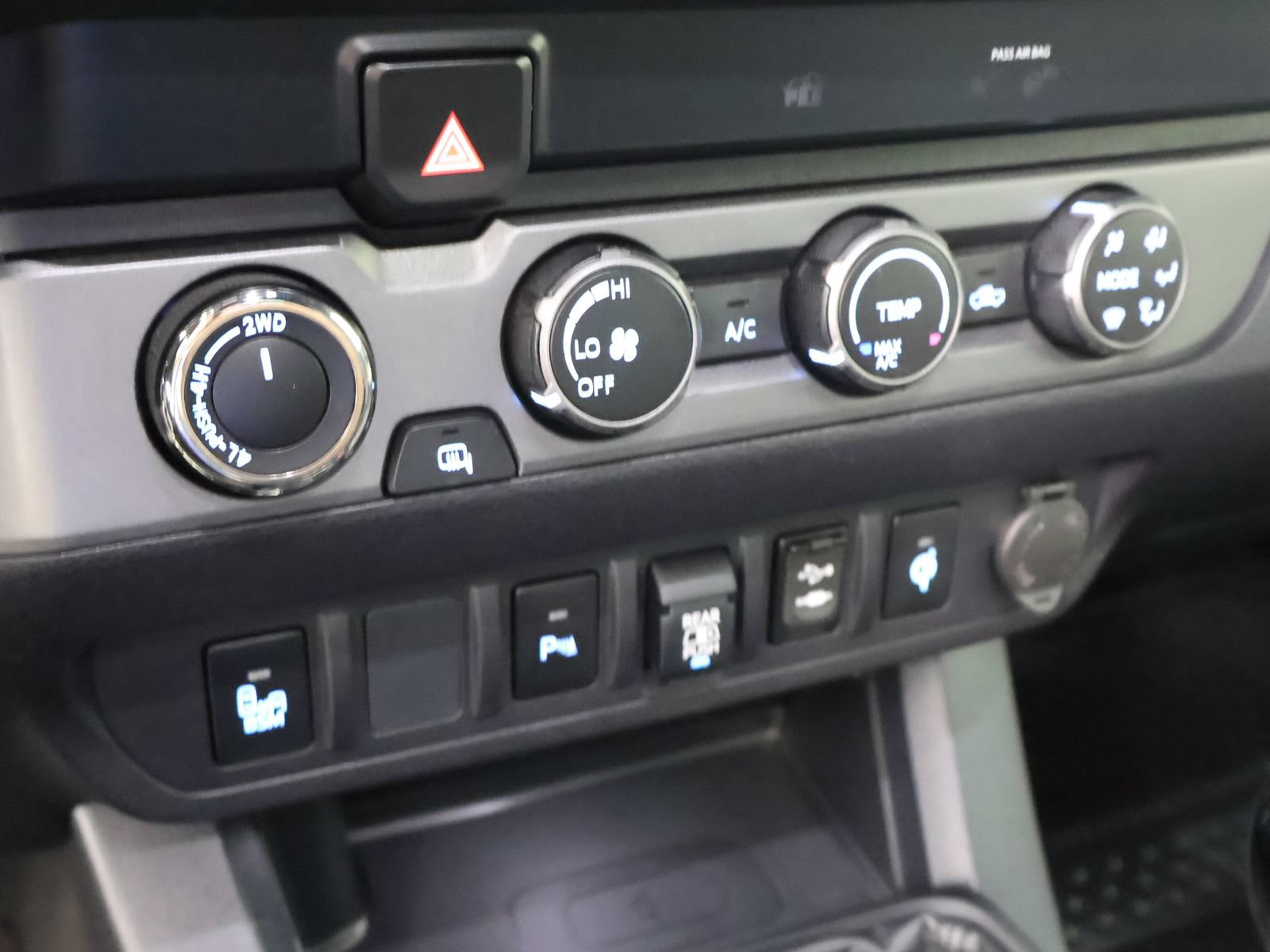 Used 2019 Toyota Tacoma TRD Off-Road w/ Technology Package AWD/4WD image 33