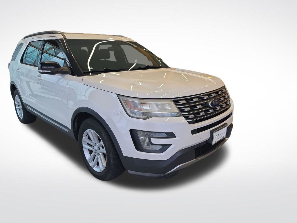 Used 2017 Ford Explorer XLT w/ Equipment Group 202A FWD image 10