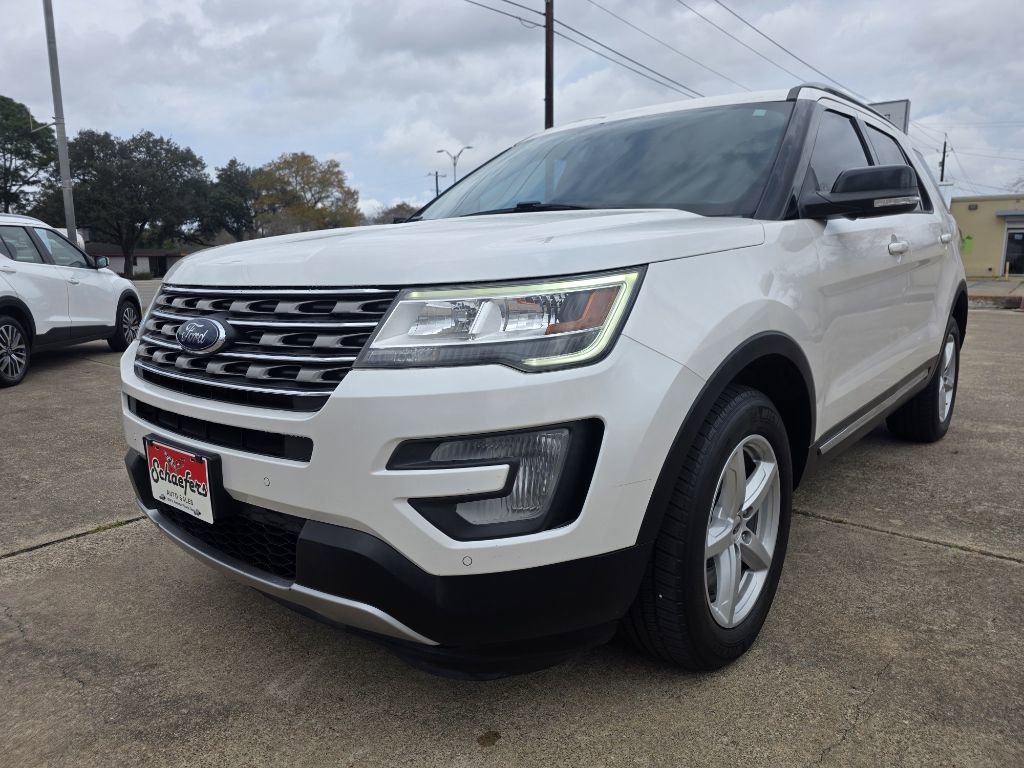 Used 2017 Ford Explorer XLT w/ Equipment Group 202A image 2