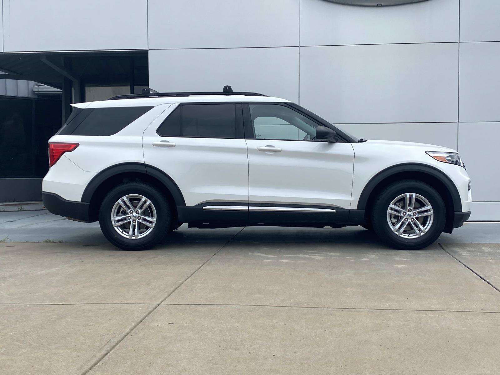 Used 2022 Ford Explorer XLT w/ Equipment Group 202A AWD/4WD image 3