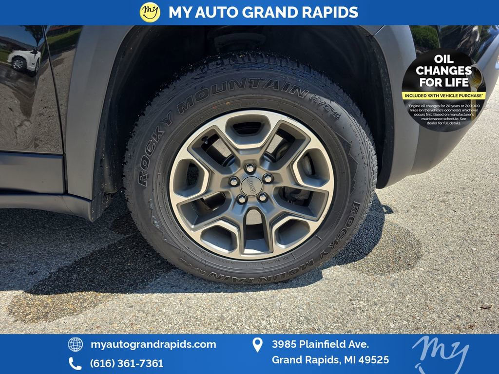Used 2020 Jeep Cherokee Trailhawk w/ Cold Weather Group AWD/4WD image 31