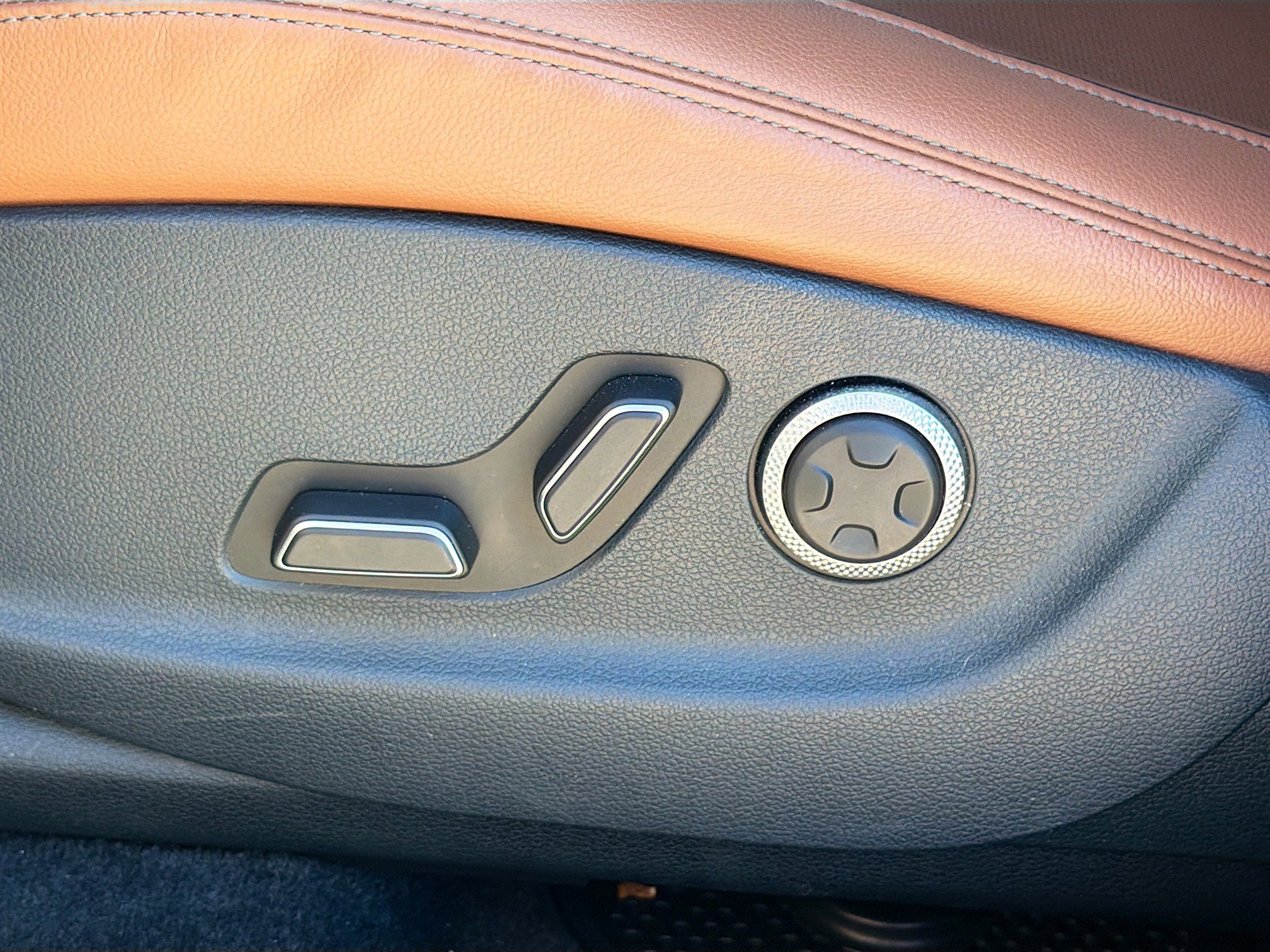 Used 2024 Genesis GV70 2.5T w/ Advanced Package image 25