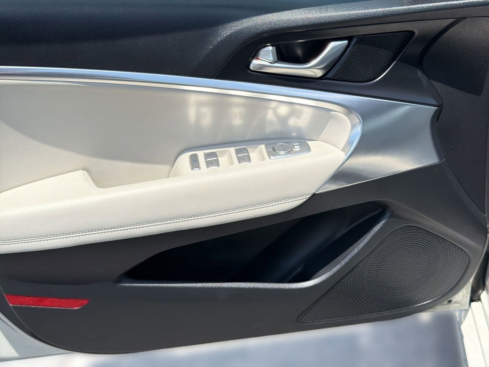 Used 2025 Genesis G70 2.5T image 12