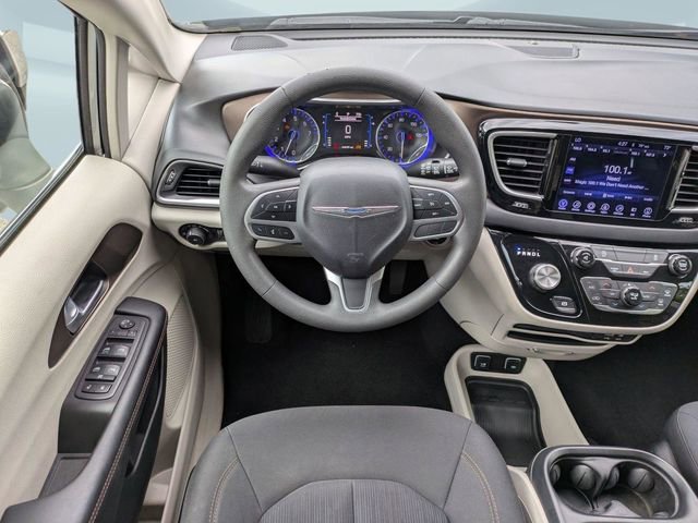 Used 2017 Chrysler Pacifica Touring Plus w/ Tire & Wheel Group FWD image 18