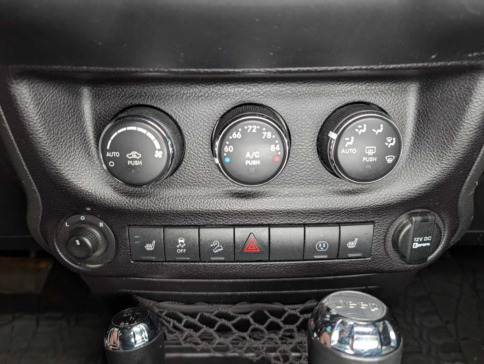 Used 2016 Jeep Wrangler Unlimited Sahara AWD/4WD image 29