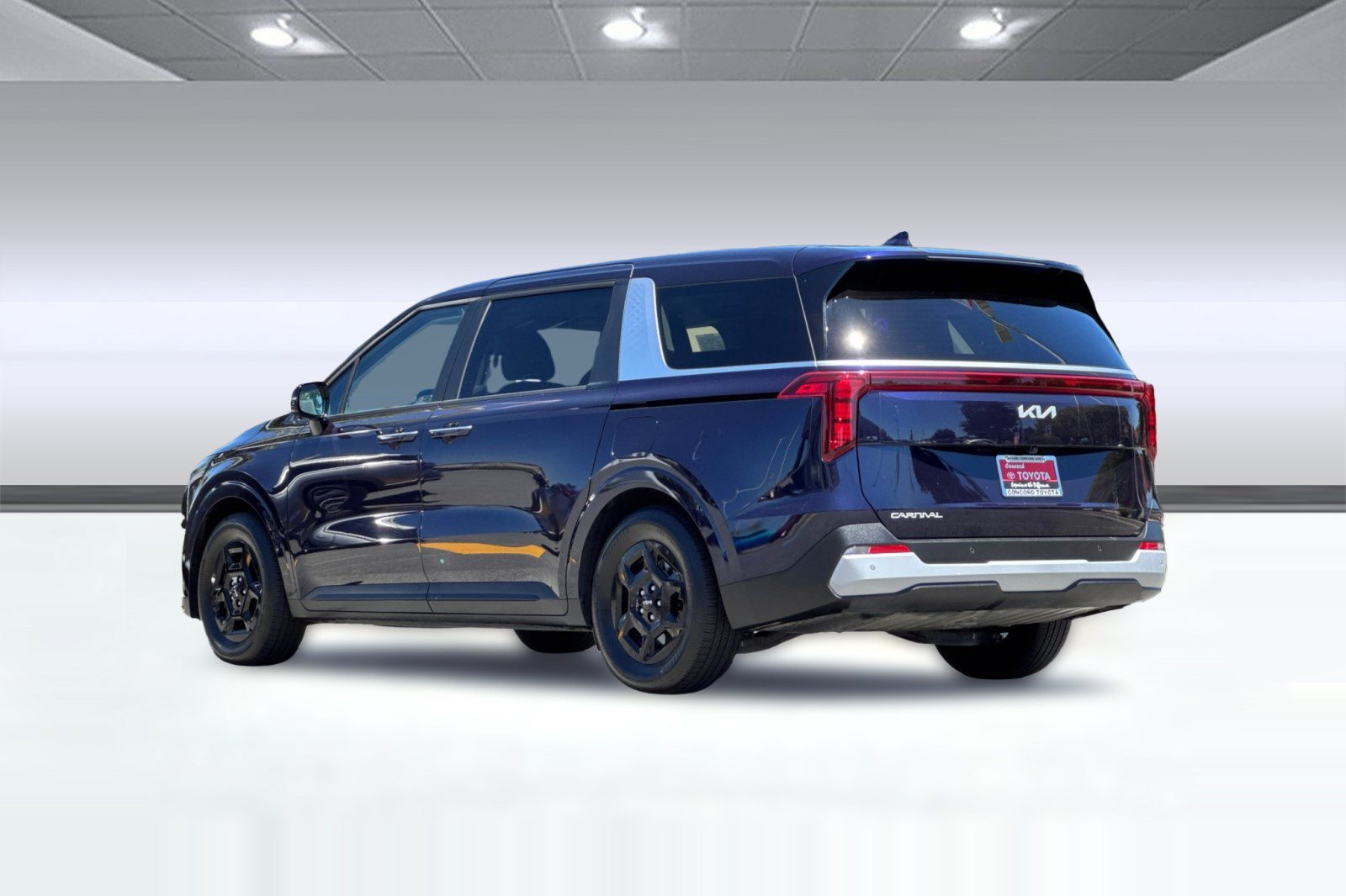 Used 2026 Kia Carnival FWD image 3