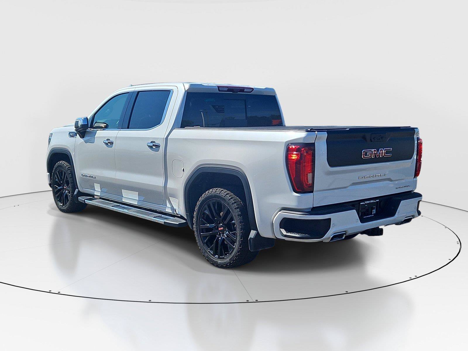 Used 2024 GMC Sierra 1500 Denali w/ Technology Package AWD/4WD image 3