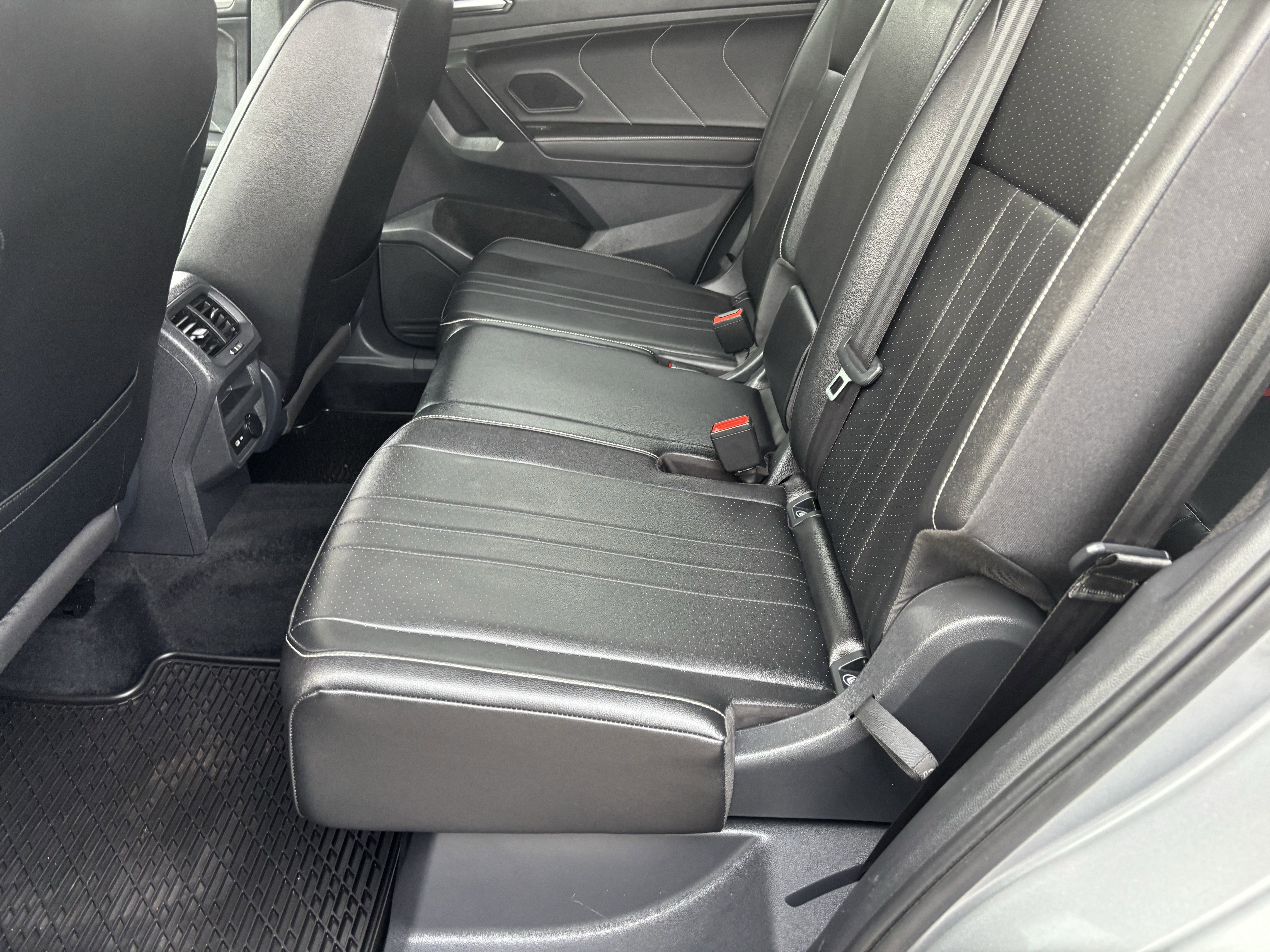 Used 2022 Volkswagen Tiguan SE image 16