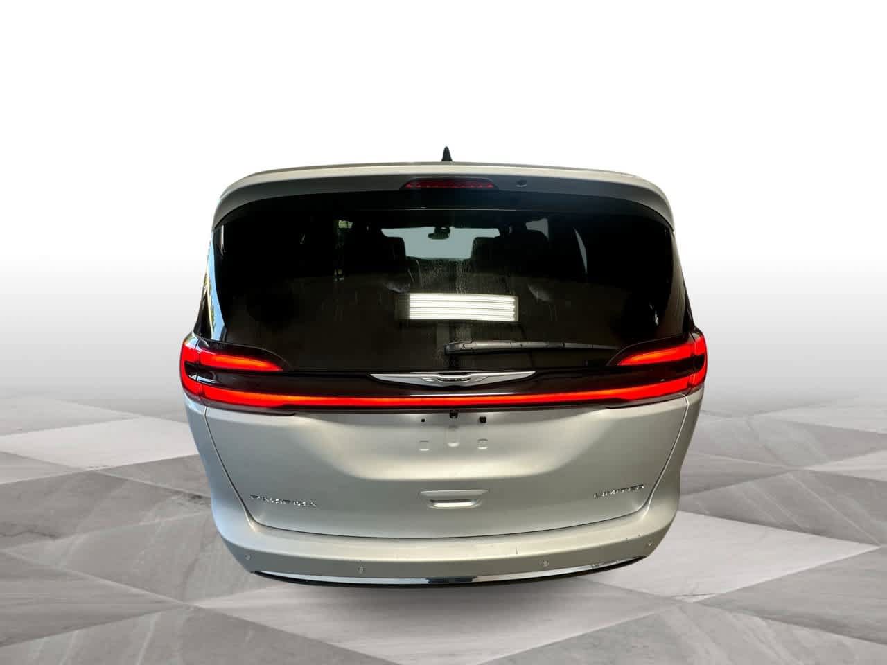 Used 2026 Chrysler Pacifica Limited FWD image 7
