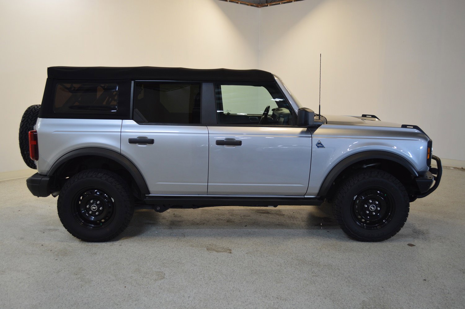 Used 2021 Ford Bronco Black Diamond image 2