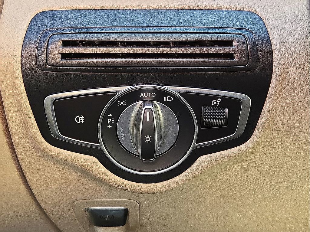 Used 2019 Mercedes-Benz GLC 300 w/ Premium Package image 25