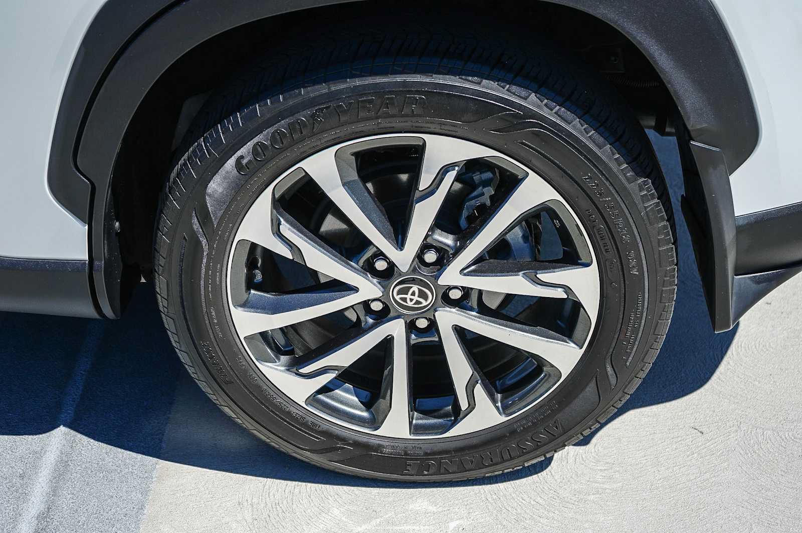 Used 2023 Toyota Corolla Cross XLE w/ Convenience Package FWD image 10