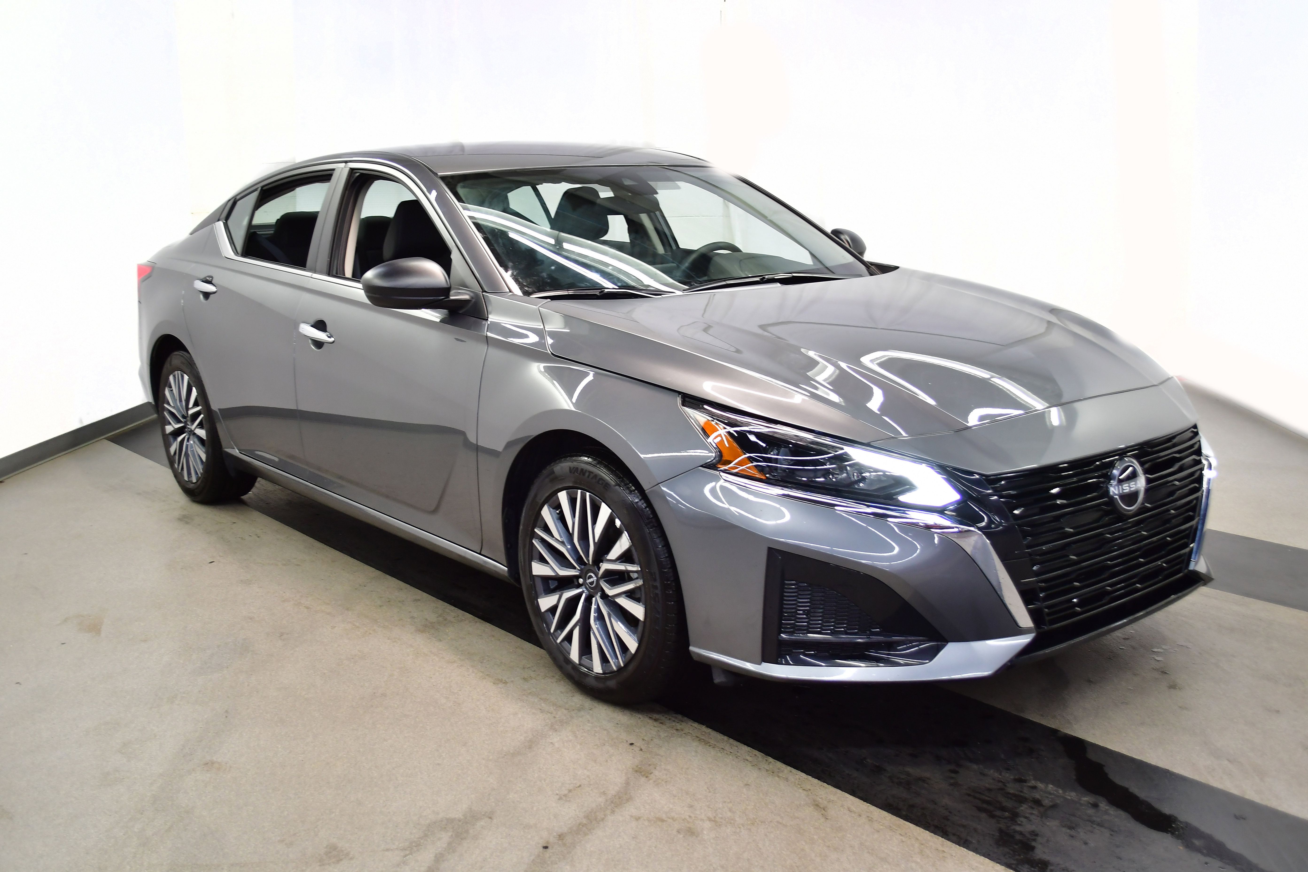 Used 2025 Nissan Altima 2.5 SV image 2