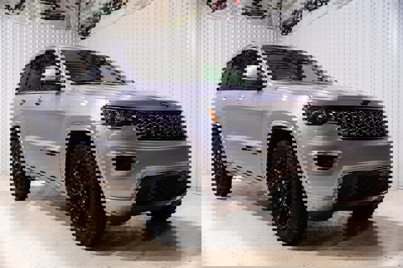 Used 2018 Jeep Grand Cherokee Altitude image 1