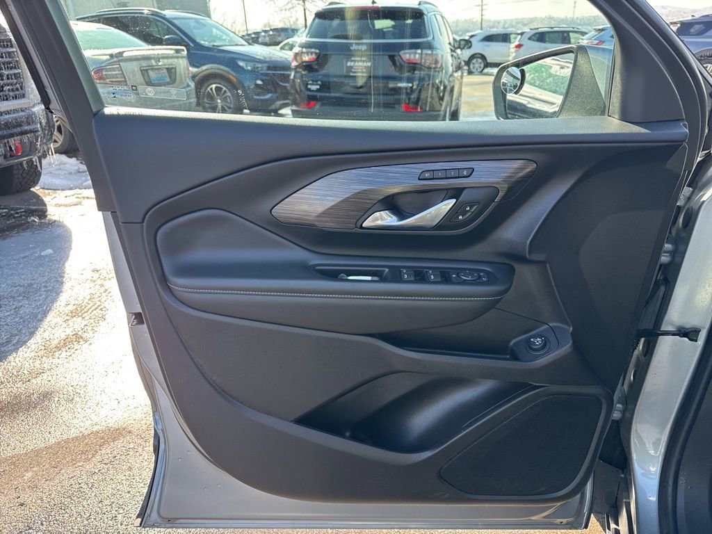 Used 2024 GMC Terrain SLT image 10