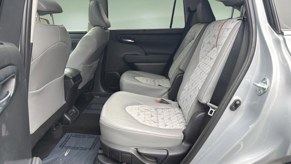 Used 2022 Toyota Highlander Bronze Edition image 15