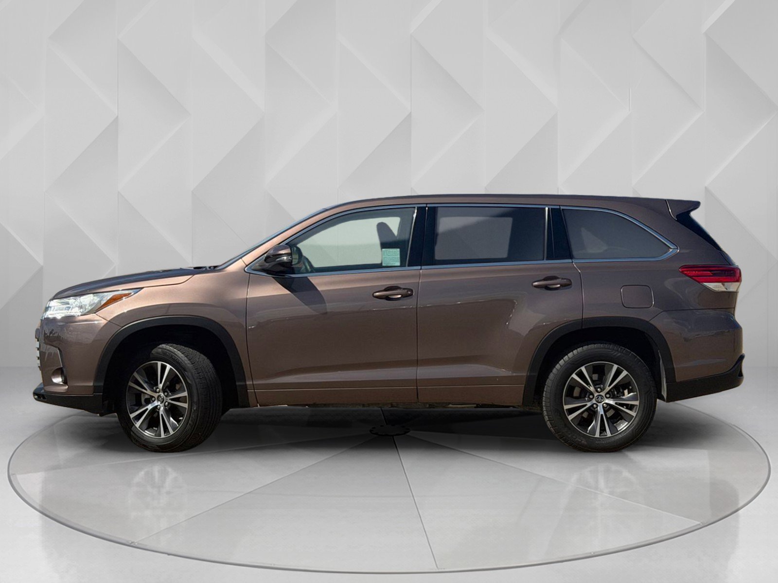 Used 2018 Toyota Highlander LE w/ Carpet Mat Package (TMS) FWD image 2