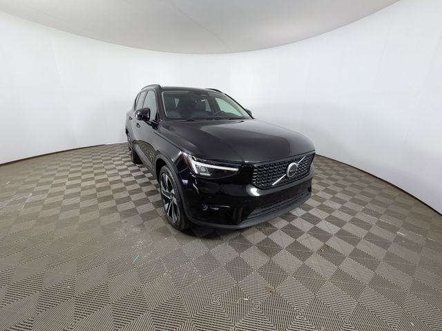 Used 2025 Volvo XC40 B5 Plus image 30