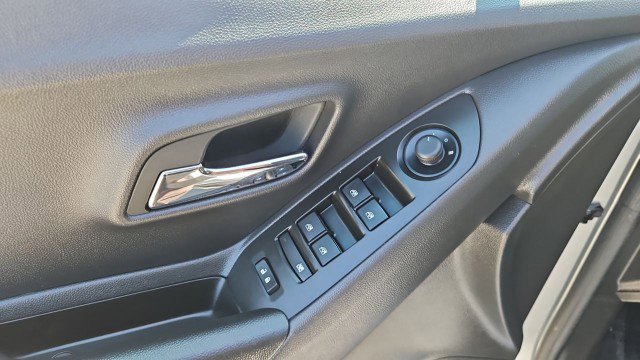 Used 2022 Chevrolet Trax LT w/ Redline Edition FWD image 21