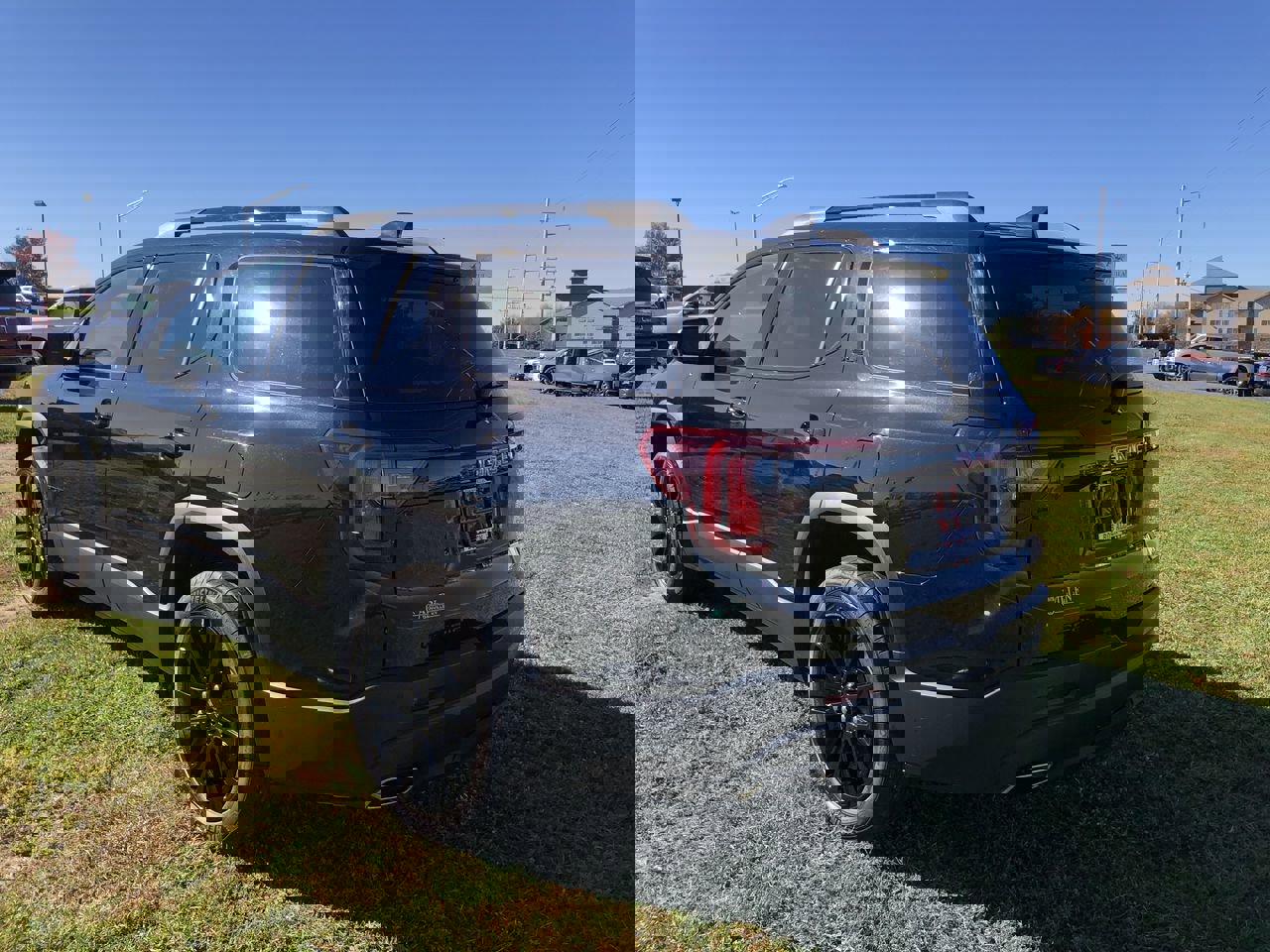 Used 2023 GMC Acadia SLE w/ Driver Convenience Package image 4