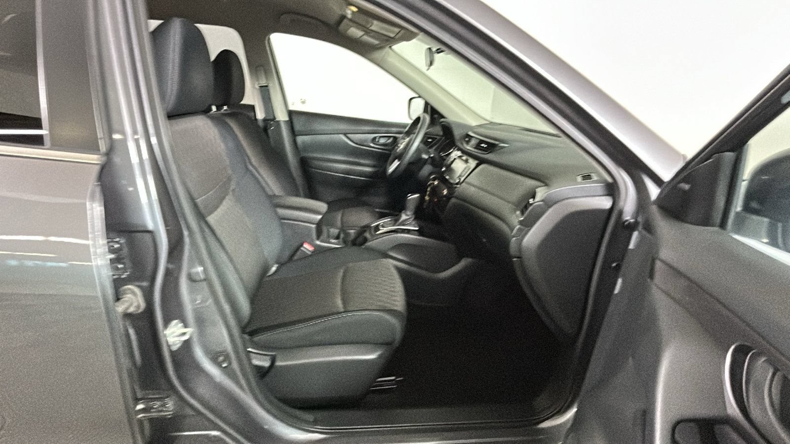 Used 2019 Nissan Rogue S FWD image 33
