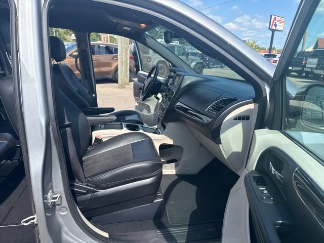 Used 2019 Dodge Grand Caravan SXT FWD image 14