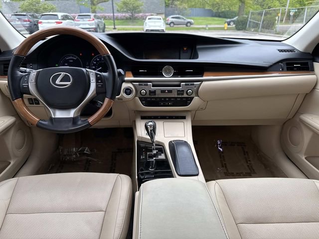 Used 2015 Lexus ES 300h w/ Navigation System Package FWD image 15